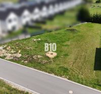 Építésre alkalmas telek Diakovában, megközelíthető úttal és környező beépítéssel.