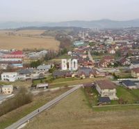 Légi felvétel Rosina lakóövezetéről házakkal és zöldterületekkel. Telkek - lakóövezet.