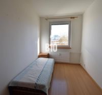 Egyágyas szoba, éjjeliszekrény és fa dekorációjú padló egy 5 vagy több szobás lakásban.