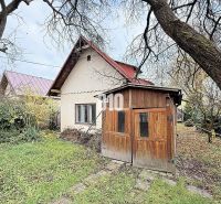 Családi ház Kotešovában fa előtetővel és kerttel ősz folyamán.