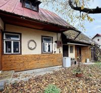 Kotešovai családi ház régi fa burkolattal és lehulló levelekkel a kertben.