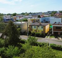 Kilátás a családi házakra a J. M. Hurbana rakparton, Michalovcén, zölddel körülvéve.