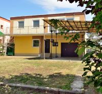 Sárga családi ház garázzsal és terasszal a Nabr. J. M. Hurbana utcában, Michalovce városában.