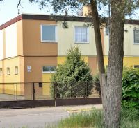 Családi ház a J. M. Hurbana rakparton, Mihályfalván, zölddel körülvéve, kerítéssel.