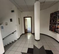 Iroda folyosó lépcsőkkel és faldekorációval.