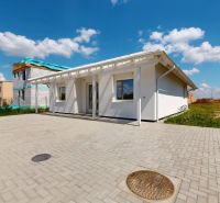 Családi ház Újvilágban parkolóhellyel és szomszédos épületekkel.