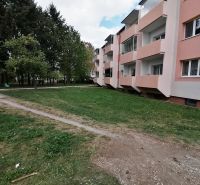 Tömbház a Záborského utcában, Martinban, zöldövezet és járdák veszik körül.