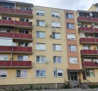 Tömbház a Nábrežná utcában Érsekújváron piros erkélyekkel.