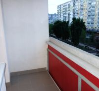 Az erkély egy kétszobás lakásban a Rajecká utcában, Pozsony - Vrakuňa, kilátással.