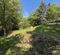 Telkek - lakóövezet a Plánky utcában, Pozsony - Záhorská Bystrica, fákkal és zöldterülettel.