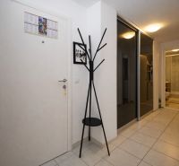 Folyosó fogassal és tükrös szekrénnyel a nyaraló apartmanban.