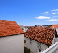 Kilátás a tetőkre és a kék égre a Vodicei Nyaraló Apartmanból.