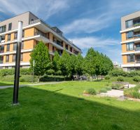 Lakókomplexum a Pozsonyi Bajkalská utcában, udvarán zöldterülettel és padokkal.