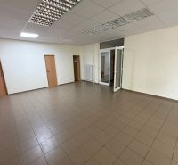 Üres irodák csempézett padlóval és fehér falakkal.