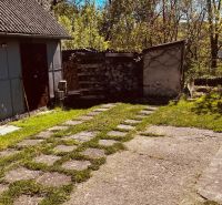 Udvar egy családi ház mellett Újkelcsén, garázzsal és fatároló kandallóval.