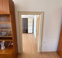 2 szobás lakás belső tere fa dekoros padlóval és fa bútorokkal.