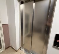 Rozsdamentes lift egy lakóházban a P.O. Hviezdoslava utcában, Topoľčany.