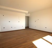 Világos szoba fa dekorációjú padlóval egy üdülő apartmanban.