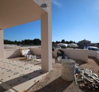 Építési munkálatok egy nyaraló apartman teraszán Vodicében, napos nap, látható edények és anyagok.