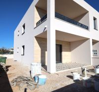 Nyaraló apartman építése Vodicében a befejező munkálatok során.