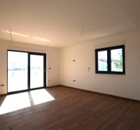 Nyaraló apartman belső tér nagy ablakokkal és fa dekorációjú padlóval.