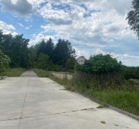 Út az utcán Rímska Stupaván a zöldterület között, alkalmas lakóteleknek.