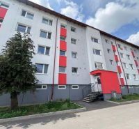 Lakóház a Za Nožiarňou utcában, Slovenská Ľupča, feltűnő piros panelekkel.