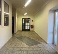 Gyártóhelyiségek folyosója kerámia padlóburkolattal és kétszárnyú ajtókkal.