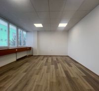 Irodák nagy ablakokkal és fa dekorációjú padlóval.