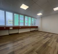 Irodák nagy ablakokkal és fa dekorációjú padlóval.