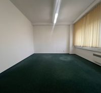 Irodák szőnyeggel és függönyökkel a nagy ablakokon.