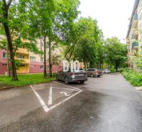 Parkoló autókkal és lakóházakkal, zölddel körülvéve Martinban.
