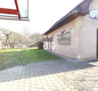 Családi ház udvara Turányban kosárlabda palánkkal és kerti üvegházzal.