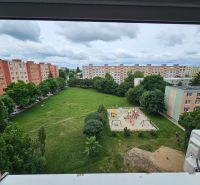 Kilátás a Nešporova utcai ingatlanról Selyén, játszótérrel és lakóteleppel.