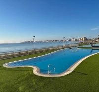Tengerparti medencés nyaraló apartman La Manga del Mar Menorban, Spanyolországban.
