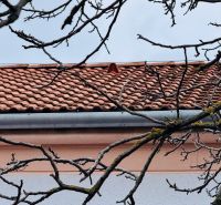 Cseréptető és ágak Partizánske városában, Rudolfa Jašíka utcában, 3 szobás lakás.