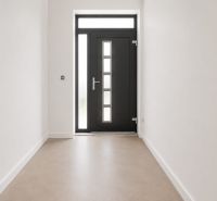 Családi ház előszobája fehér falakkal és üvegezett ajtókkal.