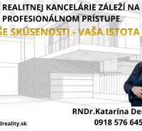 Ingatlanközvetítő iroda hirdetése absztrakt épületképpel és elérhetőségi információkkal.
