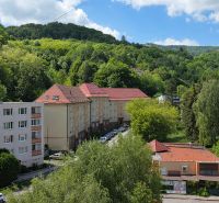 Kilátás egy kétszobás lakás környékére a Križovatkán, Banská Štiavnica városában, zöldövezetben.