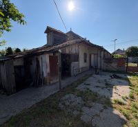 Családi ház Nesvadban sérült tetővel és napos udvarral.