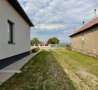 Családi ház Zemplínska Širokában, épületek közötti gyepes területtel és rendezett járdával.