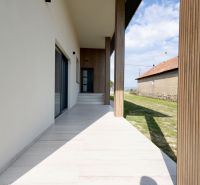 Családi ház Zemplínska Širokában terasszal és modern fa elemekkel.