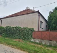 Családi ház Dulovce-ban, zölddel benőtt kerítéssel, az út mellett elhelyezkedve.