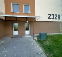 Pavol Országh Hviezdoslav utcai lakóház bejárata Topoľčanyban, 2 szobás lakás számára alkalmas.