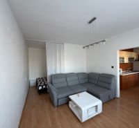 Stílusos nappali egy háromszobás lakásban, fa dekoros padlóval.