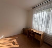 Szoba íróasztallal és székkel, fa dekorációjú padló.