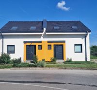 Családi ház a Hviezdoslav utca Sencen, színes elemmel a homlokzaton.