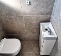 WC mosdókagylóval családi házban, szürke falicsempék.