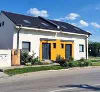 Családi ház Szencen, a Hviezdoslav utcában, színes homlokzattal és kerttel.