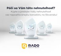 A képen a RADO Reality Group ingatlanügynökség díjai láthatók.